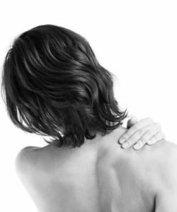 Manifestations de la fibromyalgie:  douleurs musculaires, fatigue, 