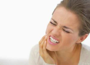 Manifestations de la parodontite : gingivite, poche parodontale, halitose, nécrose, ...
