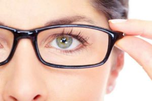 Manifestation de l'astigmatisme : céphalées, fatigue des yeux, déformation de la vision, ...