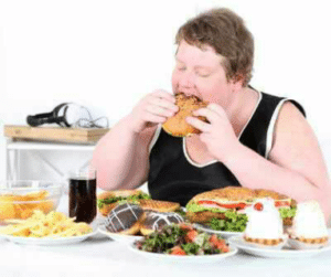 Symptômes de l'hyperphagie : obsession impulsive à manger, sentiment de dégoût après les crises, ingestion d'aliments trop rapide, ...