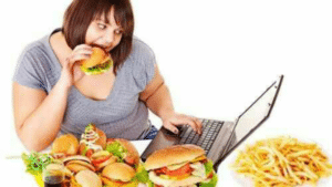 Hyperphagie, trouble du comportement alimentaire poussant le sujet à manger de façon impulsive beaucoup d'aliments