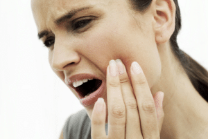 Symptômes de la rage de dents : douleur violente ou supportable, localisée ou diffuse, inflammation de la joue, mauvaise haleine, ...